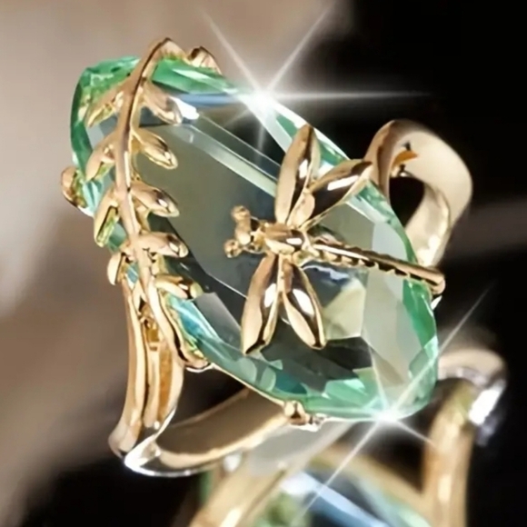Dragonfly green simulated zircon ring - Picture 1 of 3